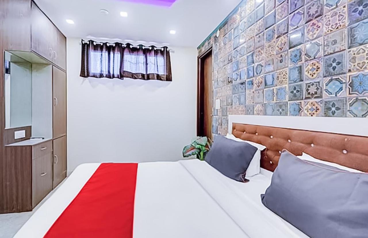 Eco - Near Anand Vihar Hotel 3*
